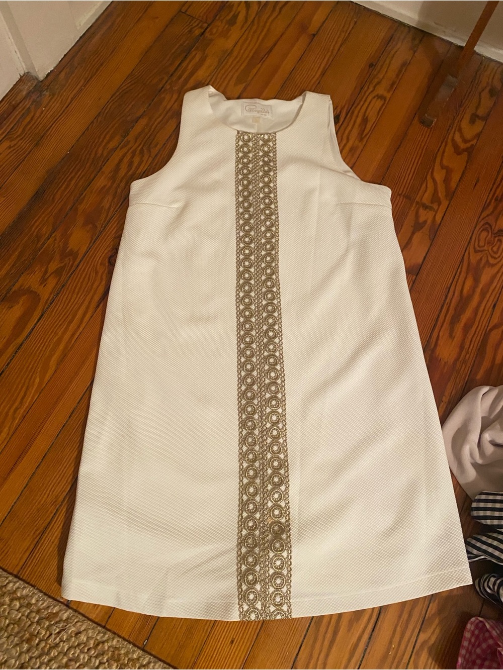 EUC Pappagallo large White Sleeveless Shift Dress with Gold Center Embellishment
